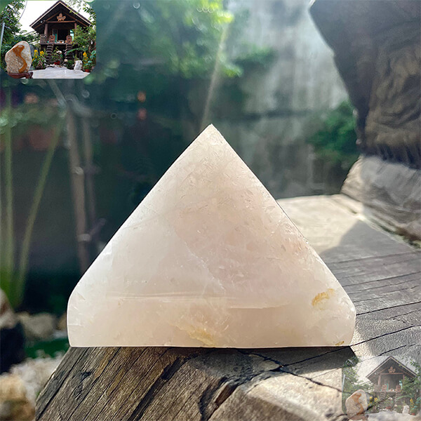 Kim tự tháp vật phẩm phong thủy cho xe hơi - Mang bình an, may mắn trên mọi nẻo đường