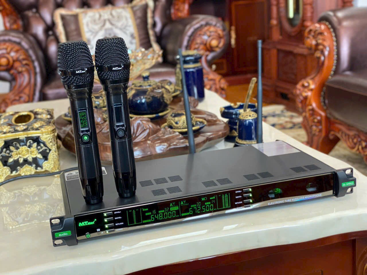 Micro Bóng Tube Cao Cấp MTMAX M1Pro, Bắt Sóng Xa Đến 120 Mét Tần Số UHF Cực Cao UHF 640-690 MHz Cùng Công Nghệ Cảm Biến Tự Ngắt Hiện Đại, Thiết Kế Sang Trọng Khi Setup Mọi Không Gian . HÀNG CHÍNH HÃNG