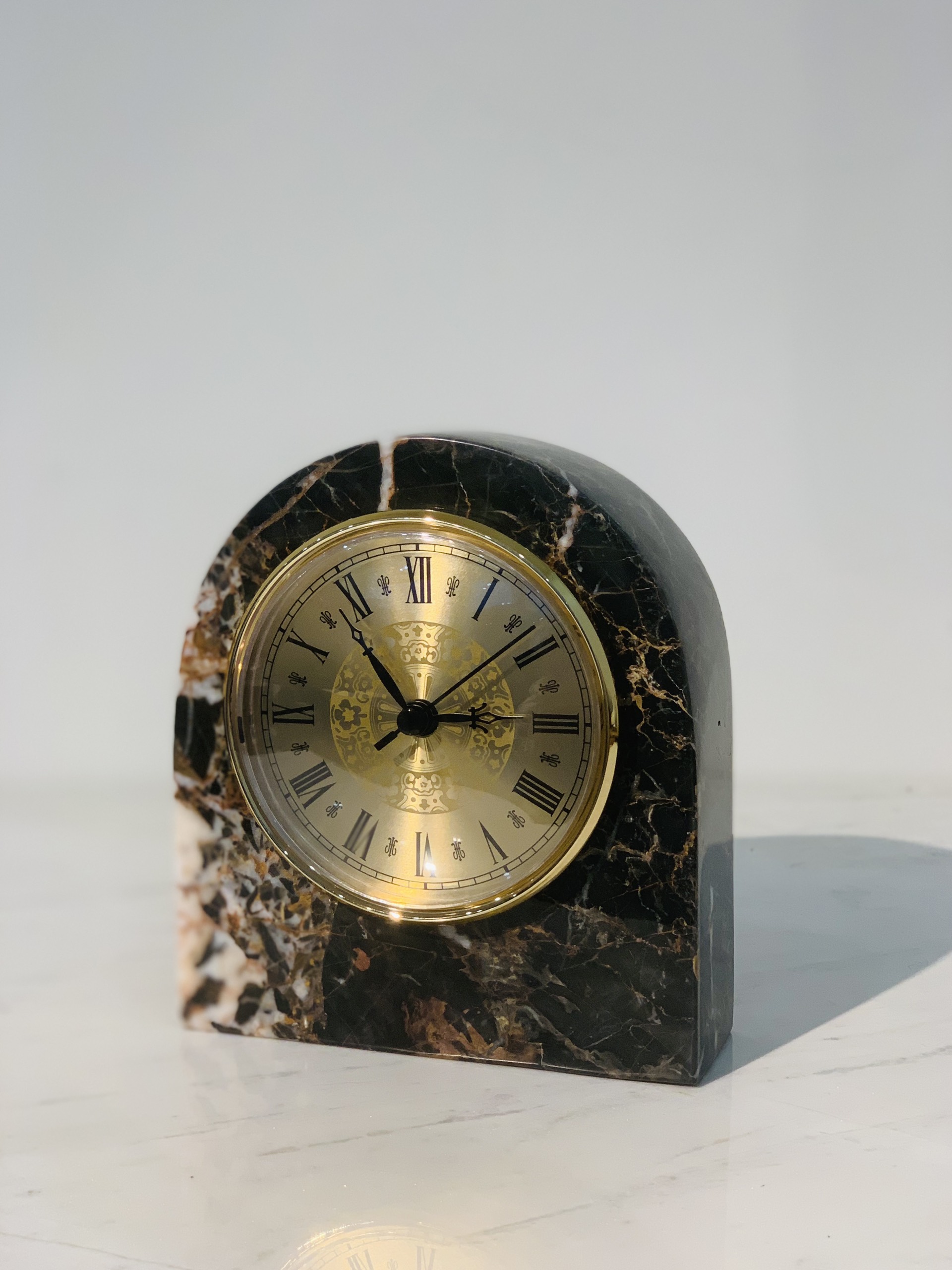 Đồng hồ để bàn đá tự nhiên DH02 bầu dục màu Nâu da báo (Mặt số La mã)