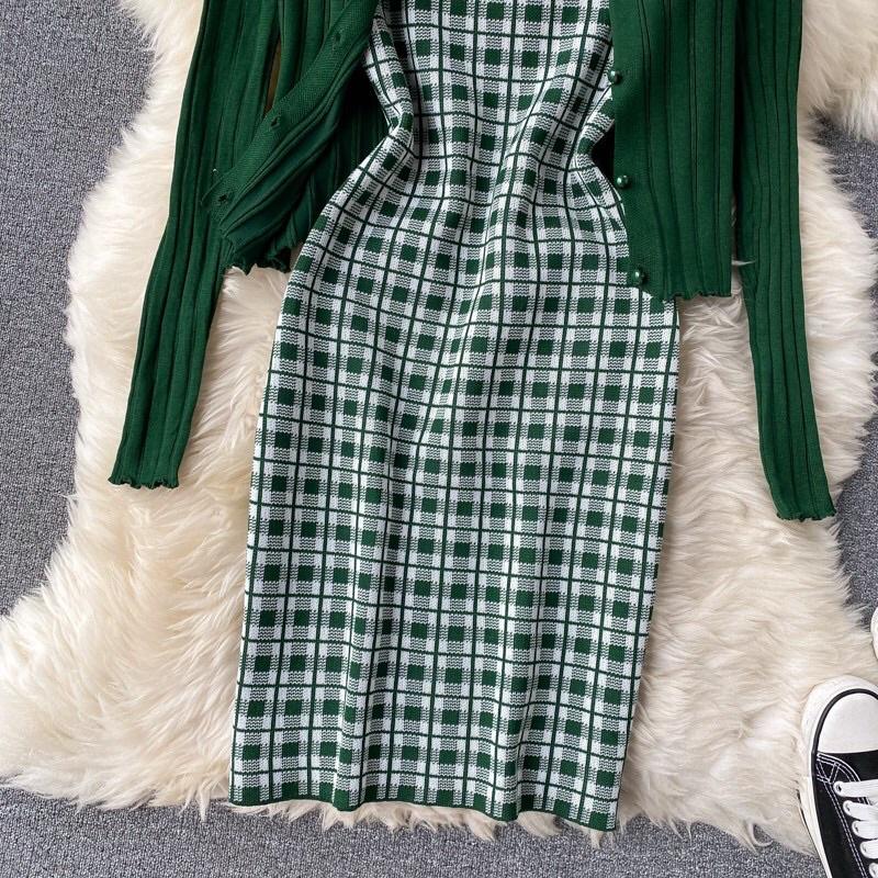 Sét trang phục áo cardigan và váy len caro