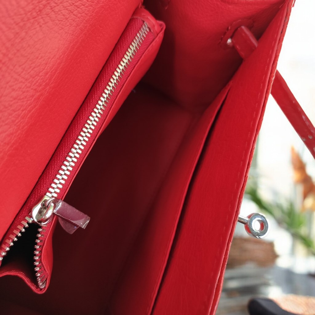 Túi xách da cá sấu có sử dụng khóa chìa!