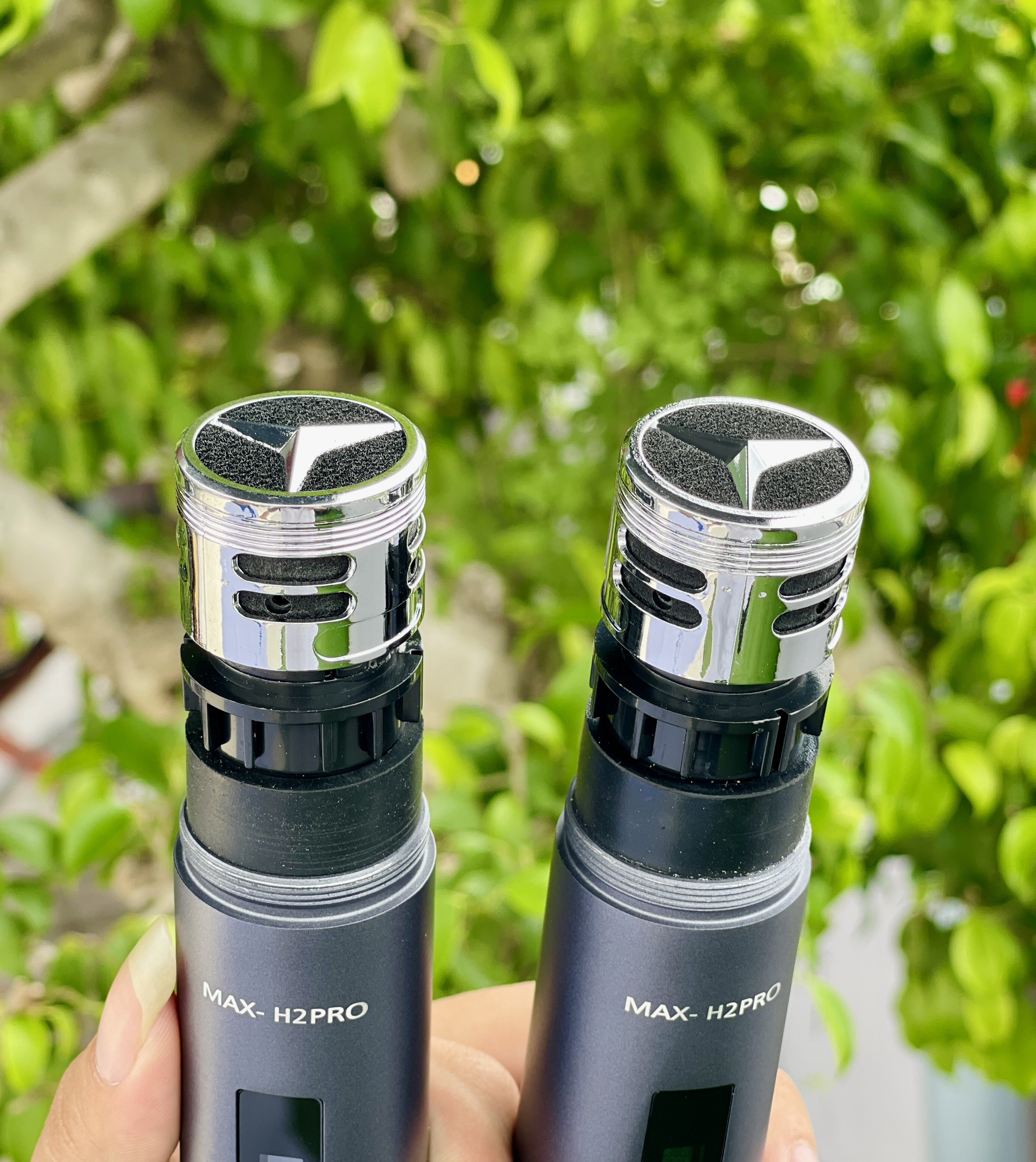 Micro Không Dây Cao Cấp MTMAX H2PRO - Cao Cấp Với Khả Năng Pin Nam Châm Hút Tự Động Sạc. Khả Năng Bắt Sóng Cao 50 - 100M, Chuyên Dùng Cho Karaoke Gia Đình, Phòng Trà, Quán Bar, Bảo Hành 12 Tháng. hàng chính hãng