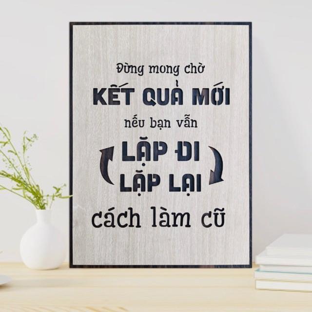 Tranh gỗ treo tường_Đừng mong chờ kết quả mới nếu bạn vẫn lặp đi lặp lại cách làm cũ_CRN_01. Kích thước 54x30cm