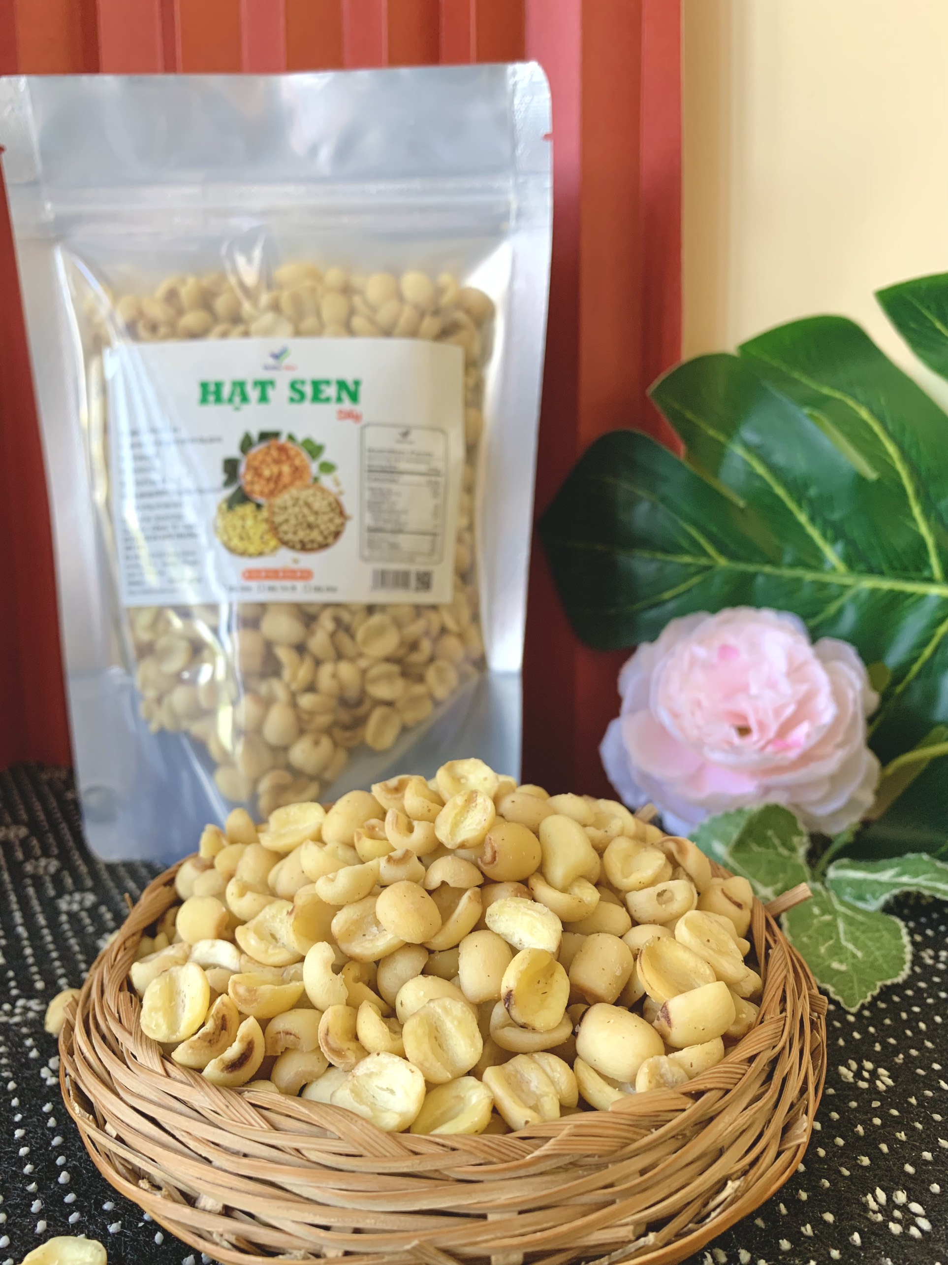 Hạt Sen Sấy Giòn Vỡ Đôi VietTin Mart 250g