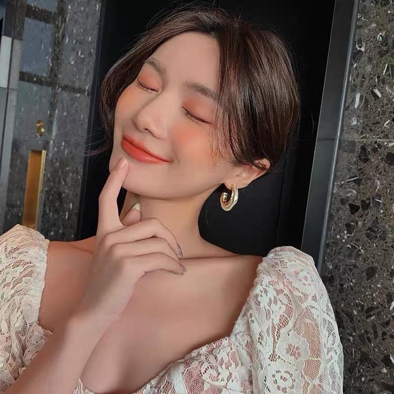 Khuyên tai nữ phong cách Hàn Quốc thiết kế C lượn sóng đính trai cao cấp Reina