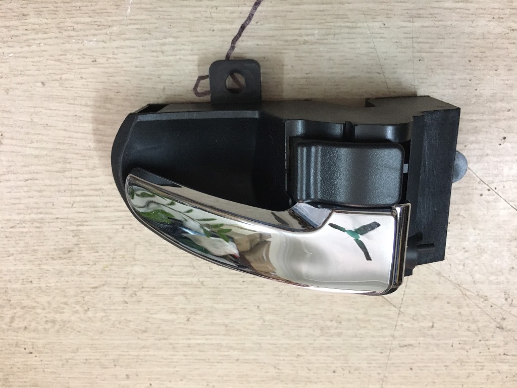 Tay mở cửa trong Tobe mcar