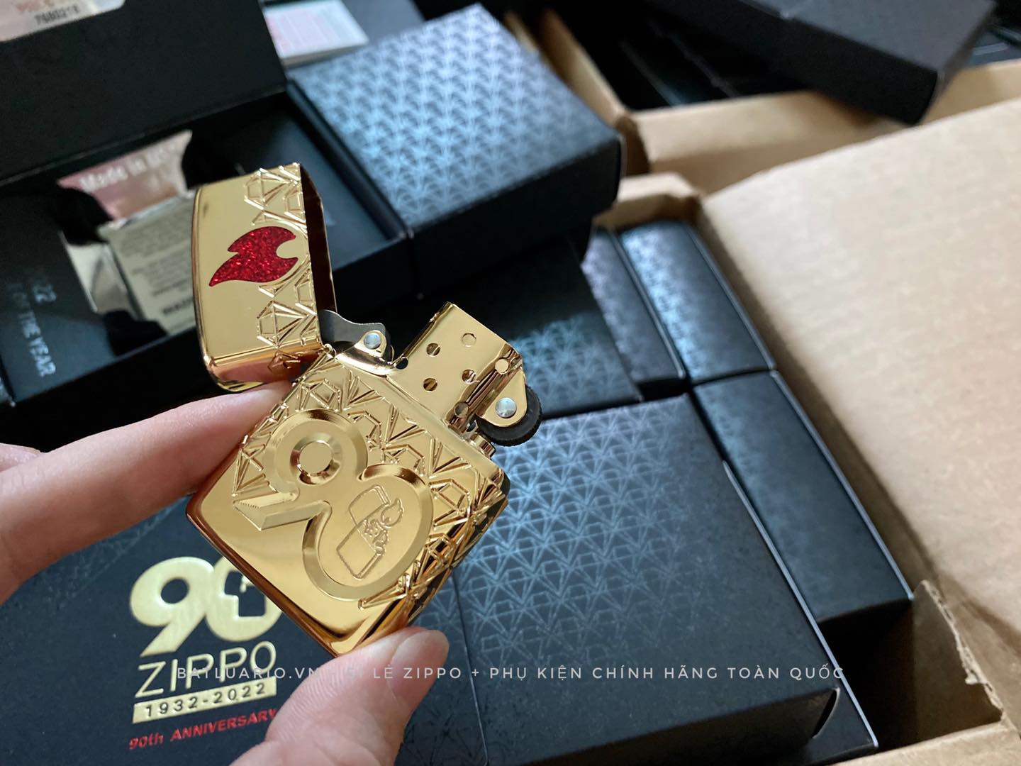 Bật Lửa Zippo 49866 – Zippo 90th Anniversary Limited Edition – Zippo 2022 Collectible Of The Year Asia – Gold Plated – Zippo Coty 2022 Asia