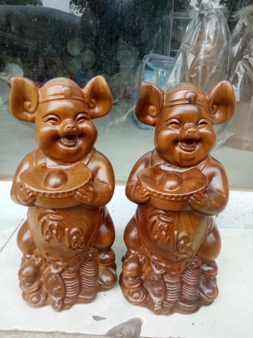 Tượng con heo Tài lộc bằng gỗ bách xanh thơm nức kt cao 15×9×9cm