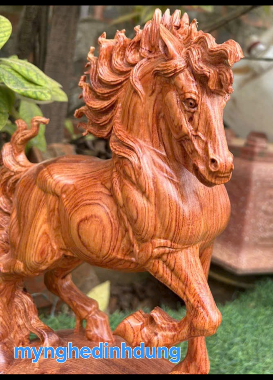 Tượng con ngựa thong dong phong thủy gỗ hương đá cao 40x24x10cm