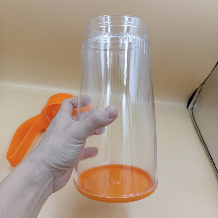 Bình đựng nước nhựa có tay cầm 1600ml tặng kèm 4 cốc xinh xắn