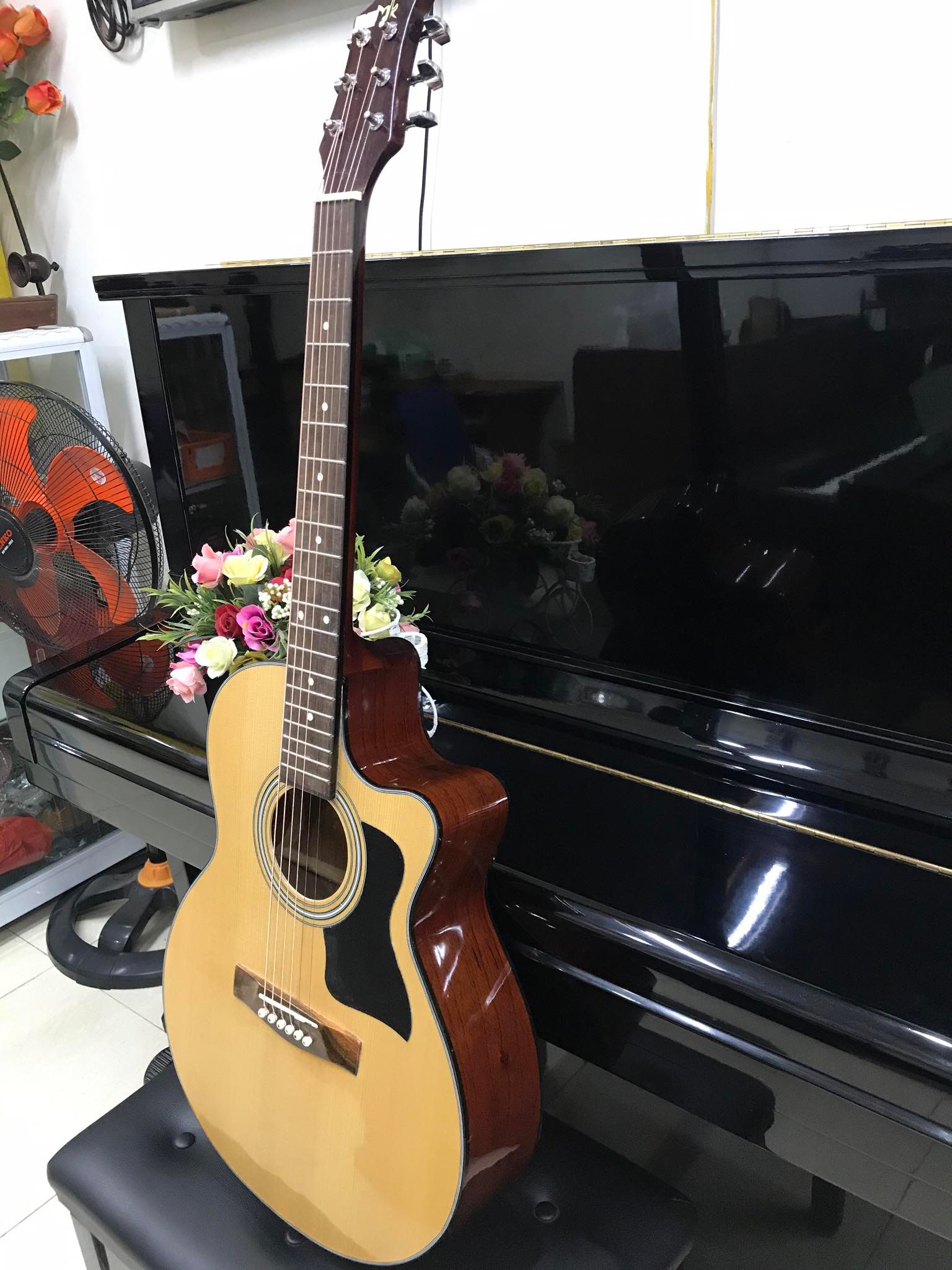 Đàn guitar Acoustic thùng eo MCAC135, size 4, vân gỗ, kèm bao da, 1 bộ dây ,