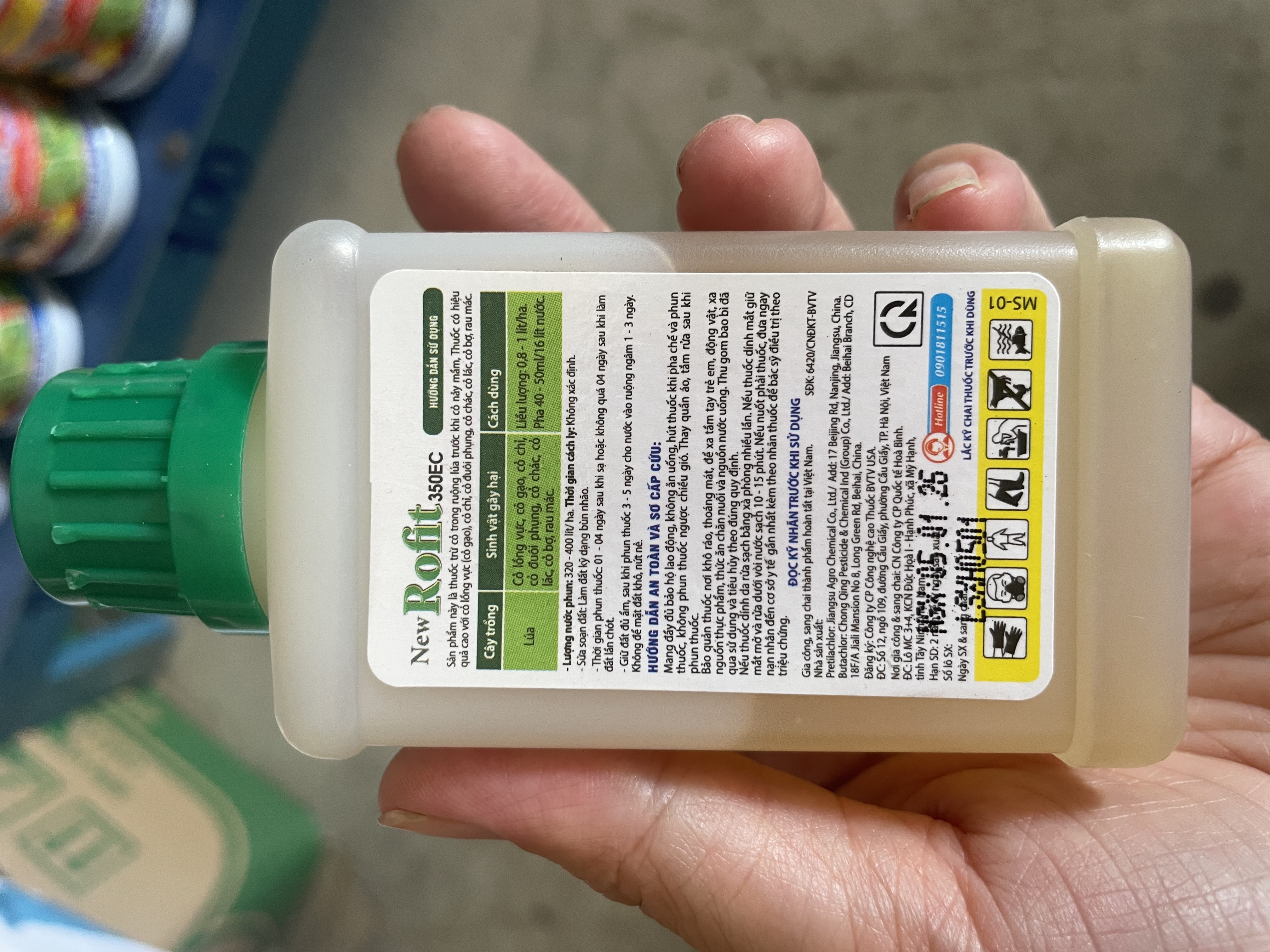 Thuốc trừ cỏ NewRofit 350EC diệt cỏ tiền nảy mầm các loại cỏ lá hẹp, lá rộng phổ biến như cỏ lồng vực, cỏ đuôi phụng, cỏ chác, và cỏ lác.