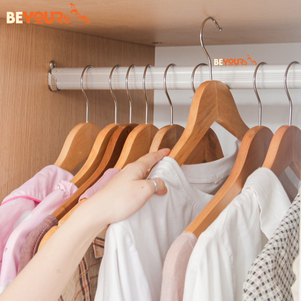 Tủ Quần Áo Gỗ Cửa Mở BEYOURs Mina 2 Cánh Màu Trắng Phối Gỗ Hiện Đại Thiết Kế Nhiều Ngăn Tiện Dụng