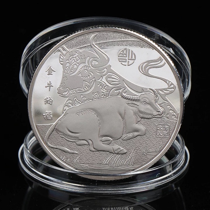 Cặp Xu con Trâu màu Vàng và Bạc tặng túi gấm, dùng để trang trí bàn sách, xỏ lỗ đeo dây hoặc bỏ vào túi mang theo - SP002377