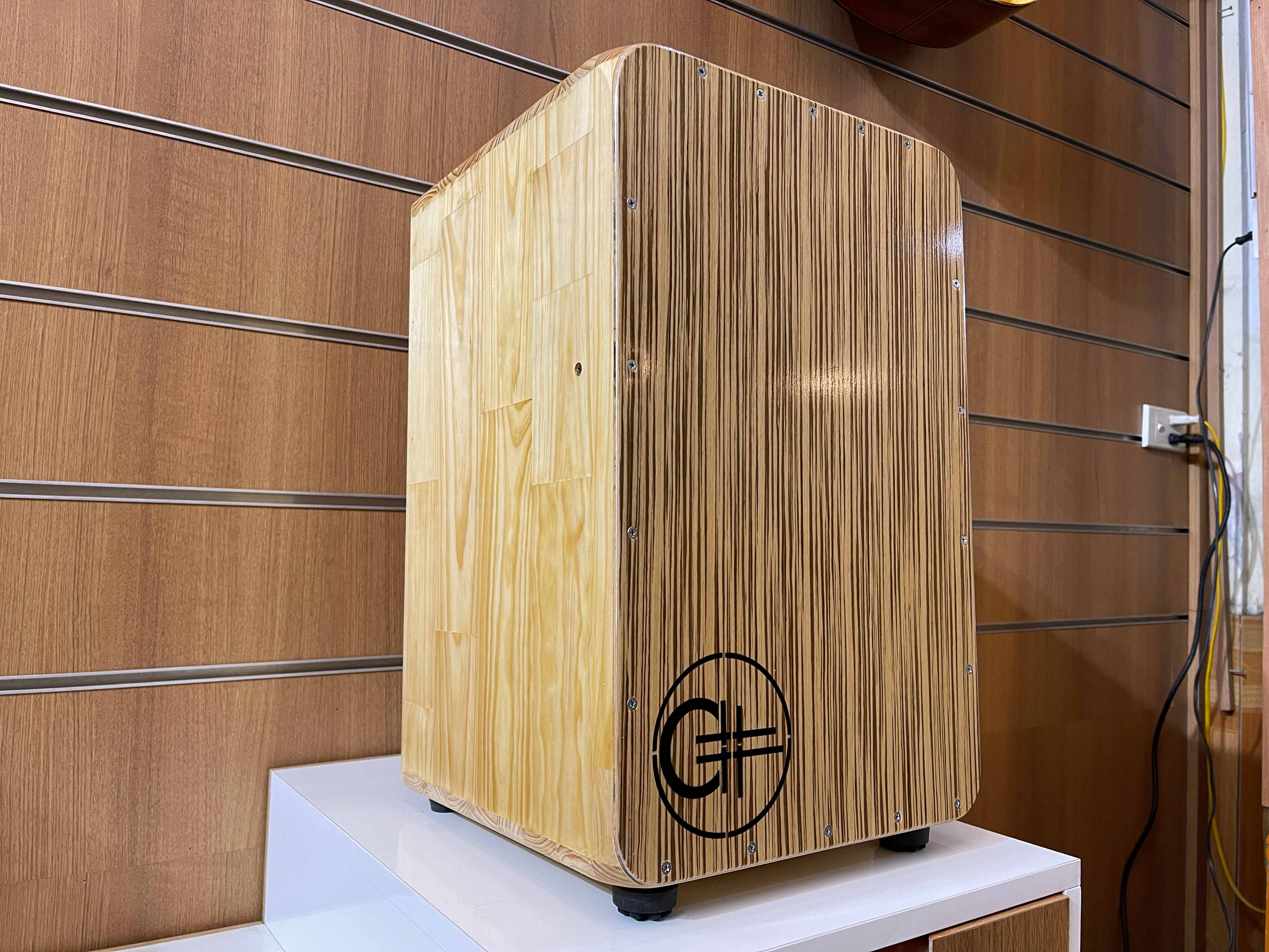 Trống cajon T7A-V2022 có cần gạt kim loại