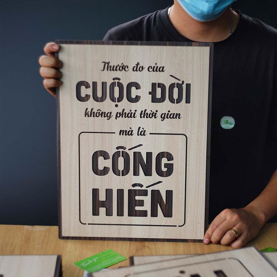 Tranh động lực bằng gỗ - Trước thước đo cuộc đời không phải thời gian mà là cống hiến