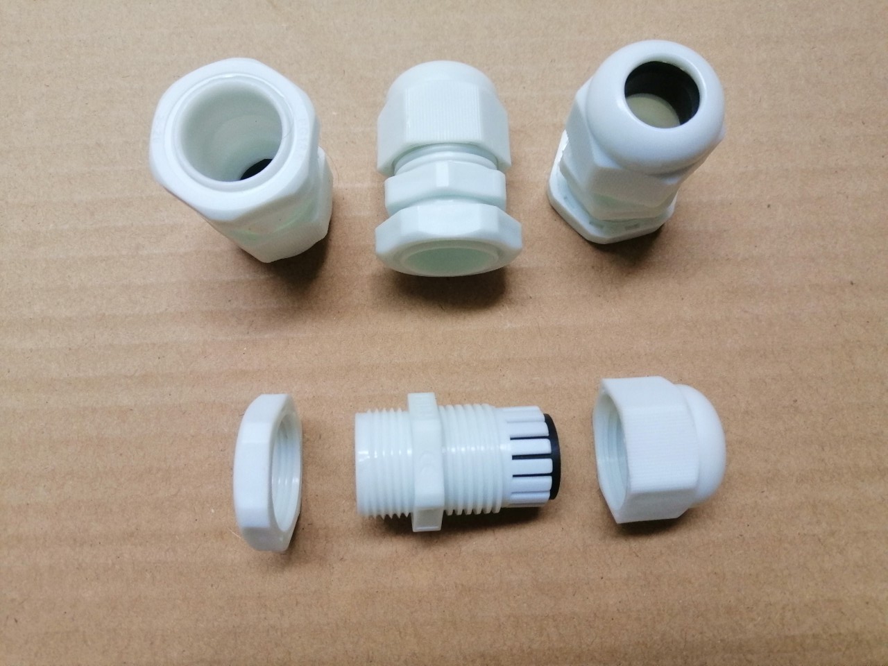 ỐC SIẾT CÁP NHỰA NHIỀU KÍCH THƯỚC