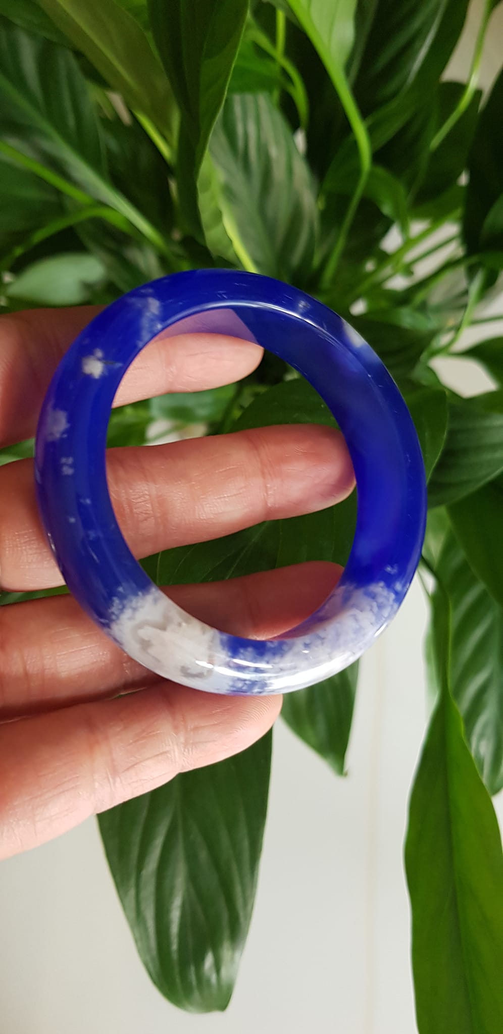 Vòng tay Nữ Bản Hẹ Mới Đá Mã Não Xanh Dương Đậm Bông Tuyết rất là đẹp ạ Vòng Ni 50mm x Cao 14mm x dầy 8mm Nữ mệnh Thủy mệnh Mộc Cân nặng 47kg - 51kg đeo xinh tay đẹp lắm ạ