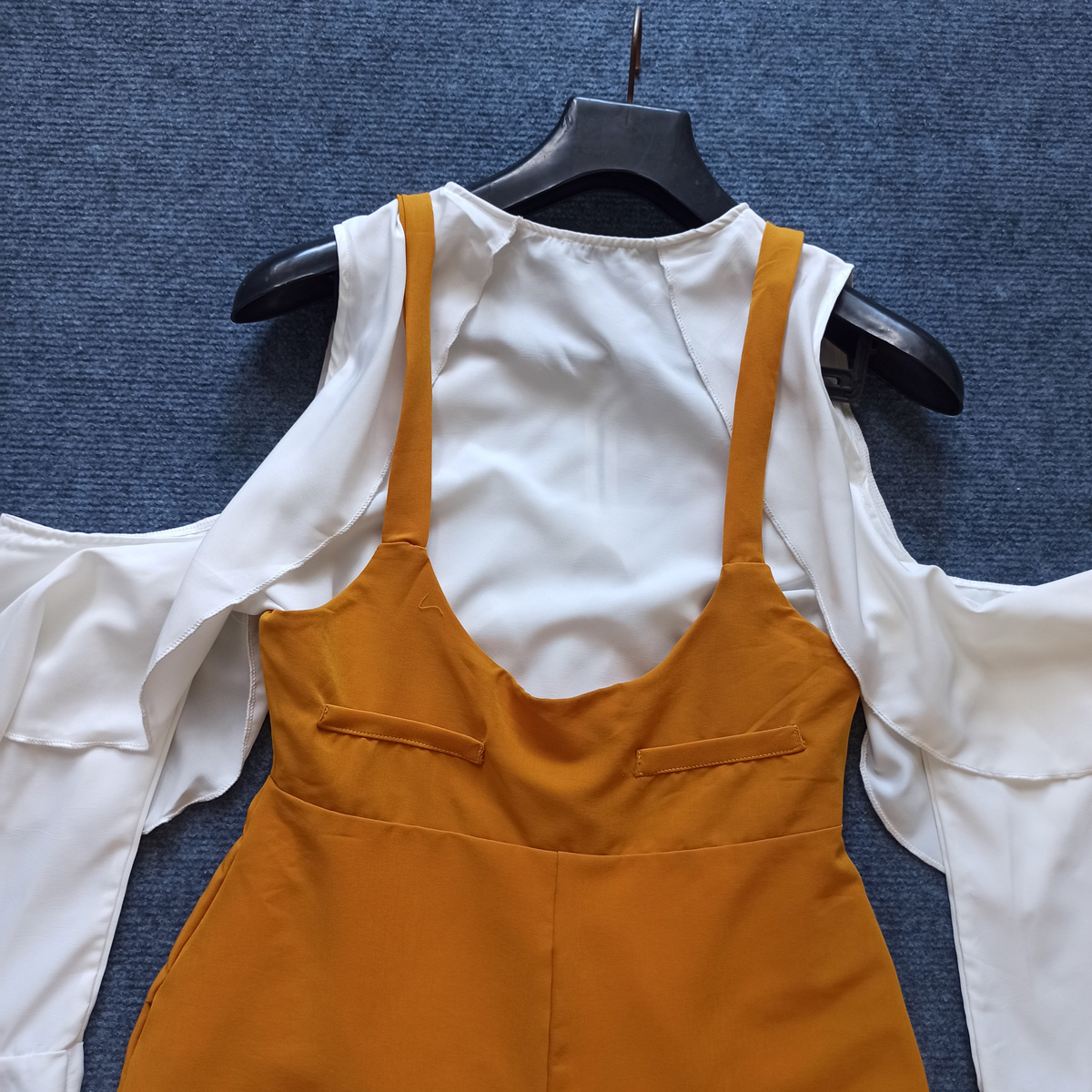 Set áo ở vai và jumsuit yếm màu vàng