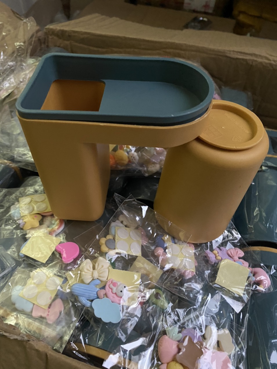 Kệ Đựng Bàn Chải Kem Đánh Răng Giá Đựng Bàn Chải Treo Cốc Đánh Răng Dán Tường Kèm Sticker Xinh Xắn