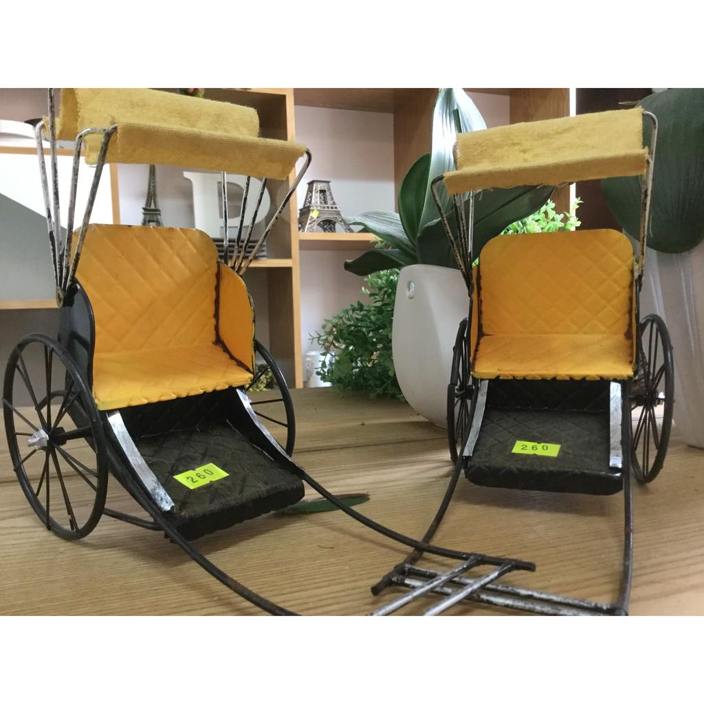 Chiếc xe kéo tay trang trí bằng sắt sơn sắc sảo.