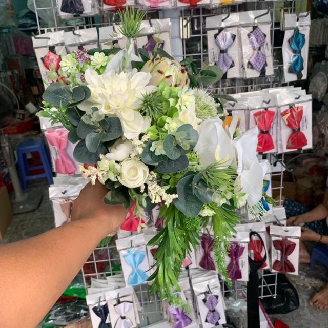 Hoa cầm tay cô dâu bó lớn kèm lan hồ điệp mẫu mới 2019