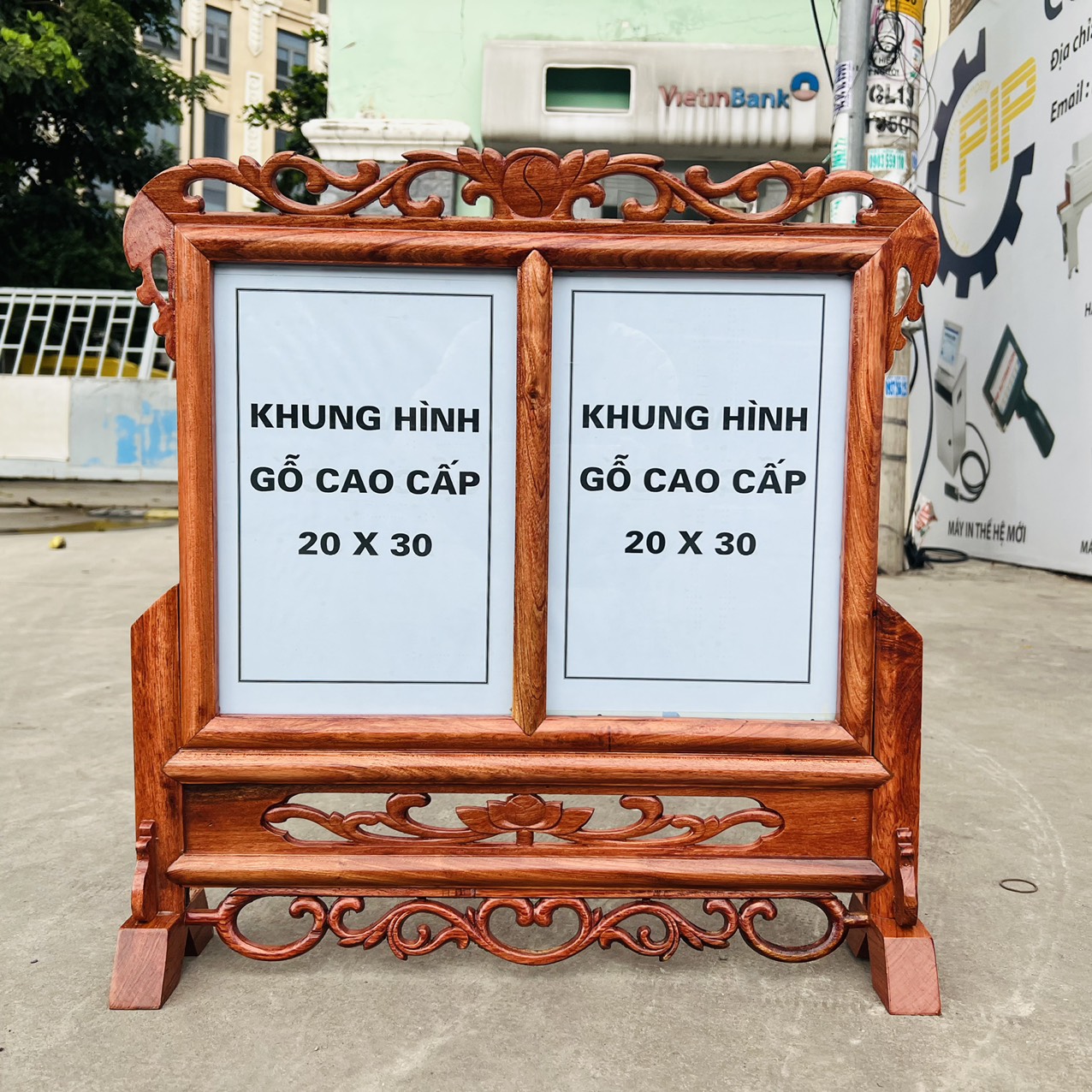 Khung ảnh đôi thờ gia tiên 20cmx30cm gỗ hương chạm khắc ép kính viền hoa cao cấp