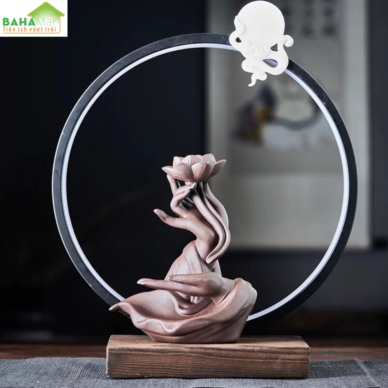 LƯ HƯƠNG VÒNG TRÒN ĐÈN LED PHONG CÁCH THIỀN - THÁC KHÓI TRẦM HƯƠNG CHẢY NGƯỢC BÀN TAY CẦM NHÀNH SEN "BAHAMAR" tạo không khí trong lành, tâm trạng tĩnh tại, làm giảm bớt lo lắng