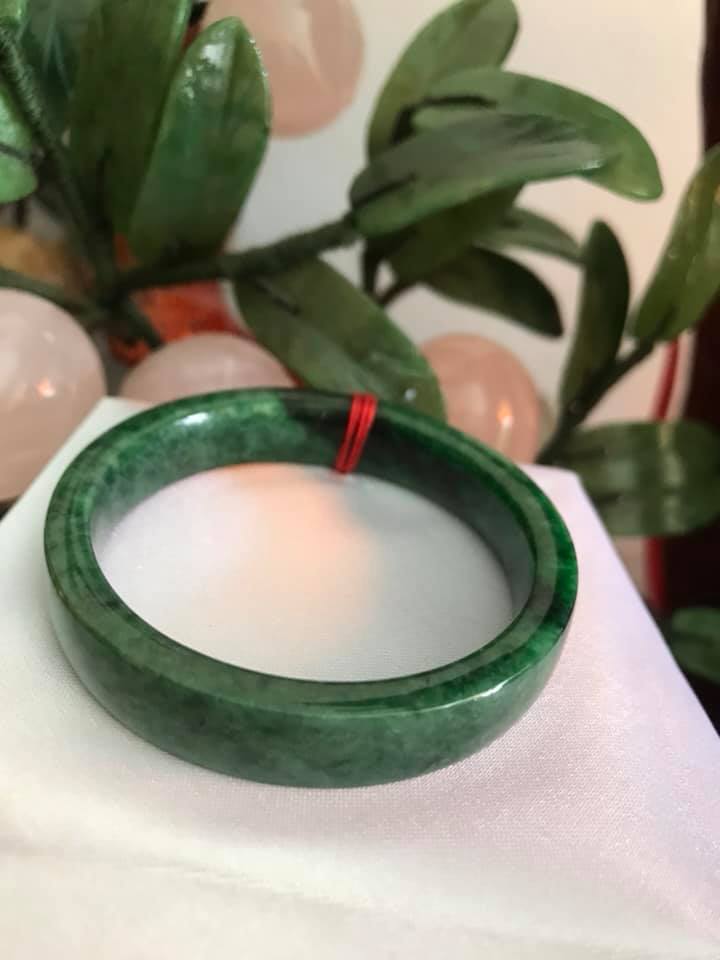 VÒNG TAY ĐÁ CẨM THẠCH TỰ NHIÊN BẢN VUÔNG XANH ĐẬM 50MM RẤT SANG ĐẸP SIZE VÒNG 50MM BẢN CAO 10,5mm X DẦY 6mm MÀU XANH BÔNG ĐẬM BÓNG ĐẸP LẮM NỮ 45kg - 52kg ĐEO Ạ