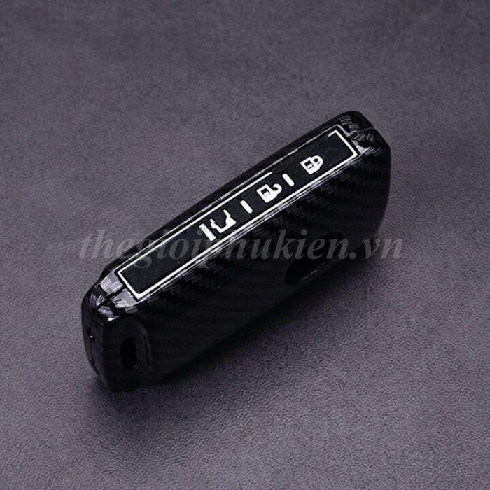 Ốp bọc chìa khóa Mazda 3 2020 chất liệu hợp kim vân Carbon kèm móc đeo INOX