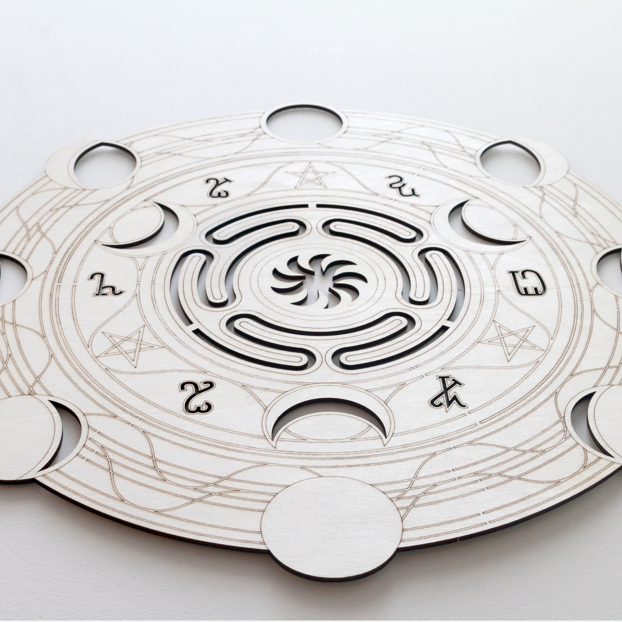Tranh treo tường bánh xe Hecate