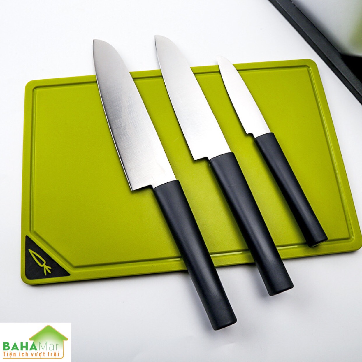 BỘ DAO THỚT PHÂN LOẠI SỬ DỤNG THỰC PHẨM AN TOÀN "BAHAMAR" Cùng bộ 3 dao bằng thép không gỉ tương ứng với 3 thớt theo cùng màu sắc thể hiện.
