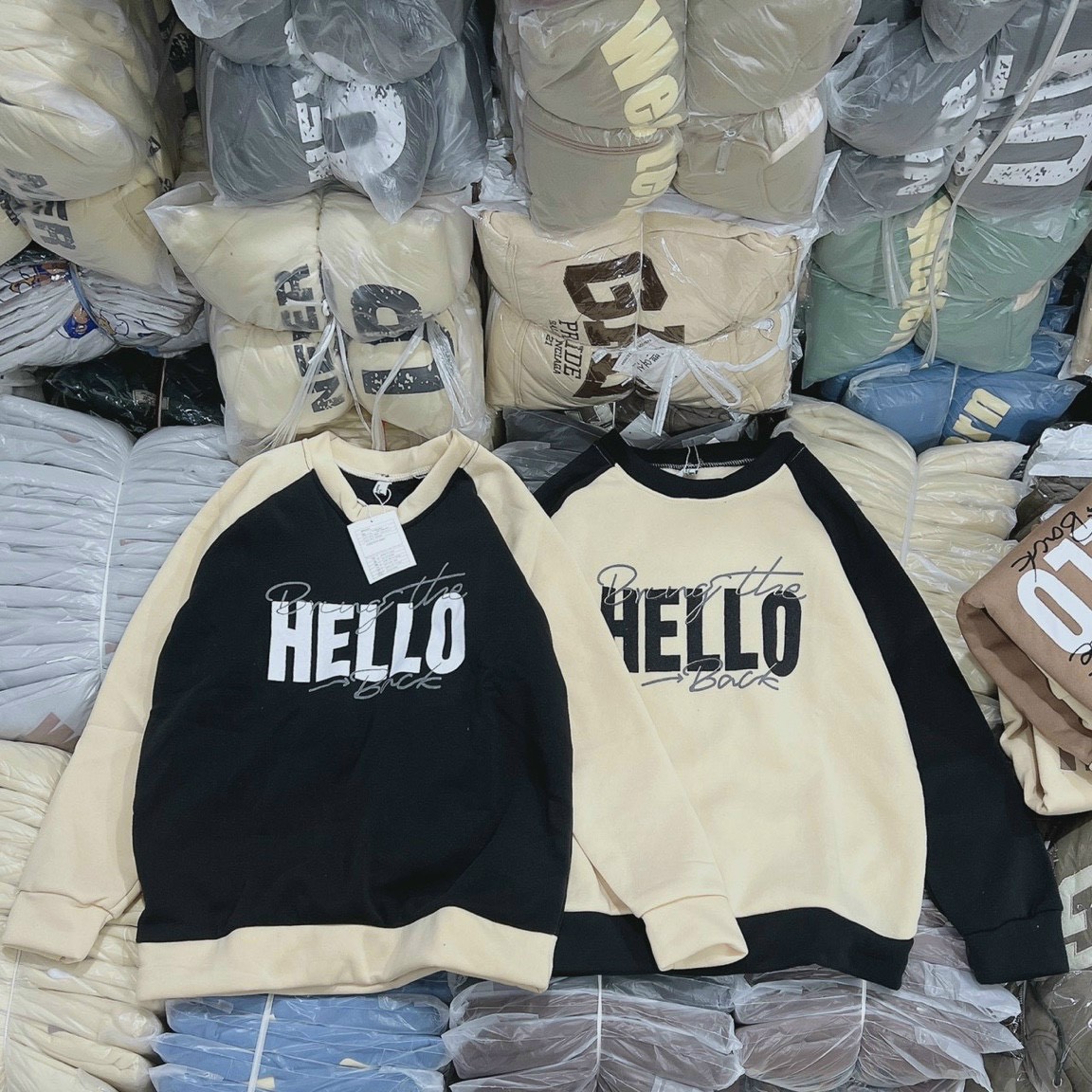 Áo Khoác Hoodie &amp; Sweater Nam Nữ Họa Tiết Chữ HELLO Chất Nỉ Ngoại Mềm Mịn Phong Cách Thời Trang Hàn, áo sweater phối tay ráp lăng chữ hello, Áo sweater nữ cổ tròn, áo hoodie nỉ form rộng phong cách ulzzang Hàn Quốc