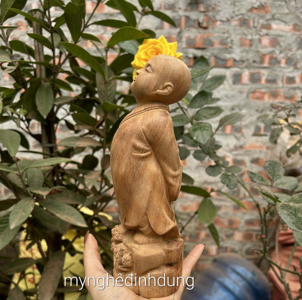 Tượng tùy duyên chú tiểu may mắn bằng gỗ ngọc am thơm nức kt cao 20cm