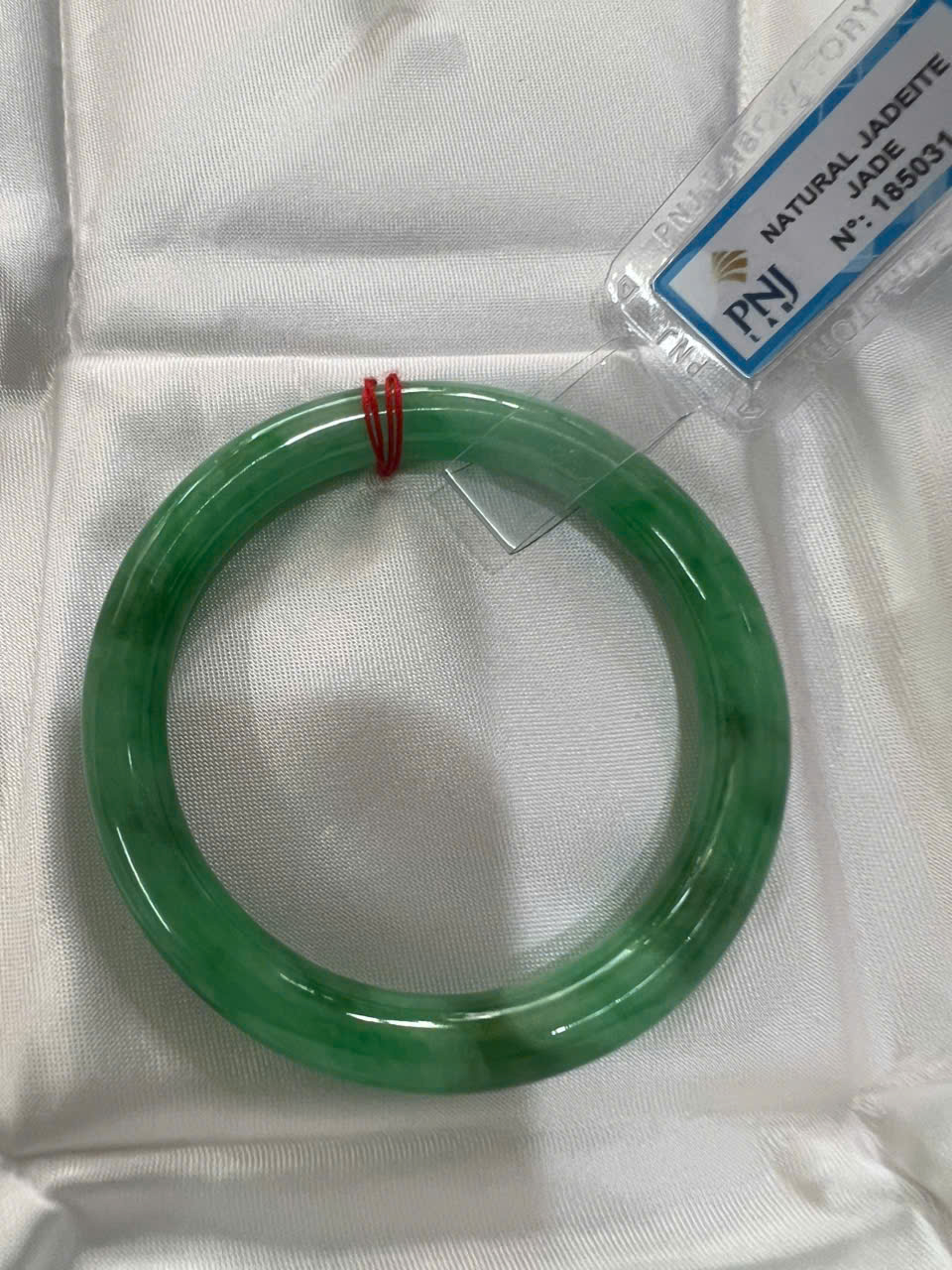 Vòng Cẩm Thạch Tự Nhiên Mới Sịn Đậu Lý Ni 50mm x chột 7,2mmm Vòng Kiểm Định P No 185031 Màu Xanh lý đều điểm vân trắng xanh đậm nhẹ bóng đều đẹp nữ 50kg - 54kg đeo sang tay món quà tặng chính mình tặng mẹ vợ ý nghĩa ạ