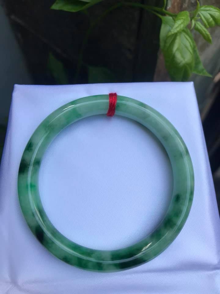 Vòng  LÝ SƠN THỦY ĐẸP 49  Chất liệu đá cẩm thạch tự nhiên Màu Xanh Ngọc Ngà Đẹp Đậm Dần 1 Bên Vòng Sang nữ 49kg đến 58kg