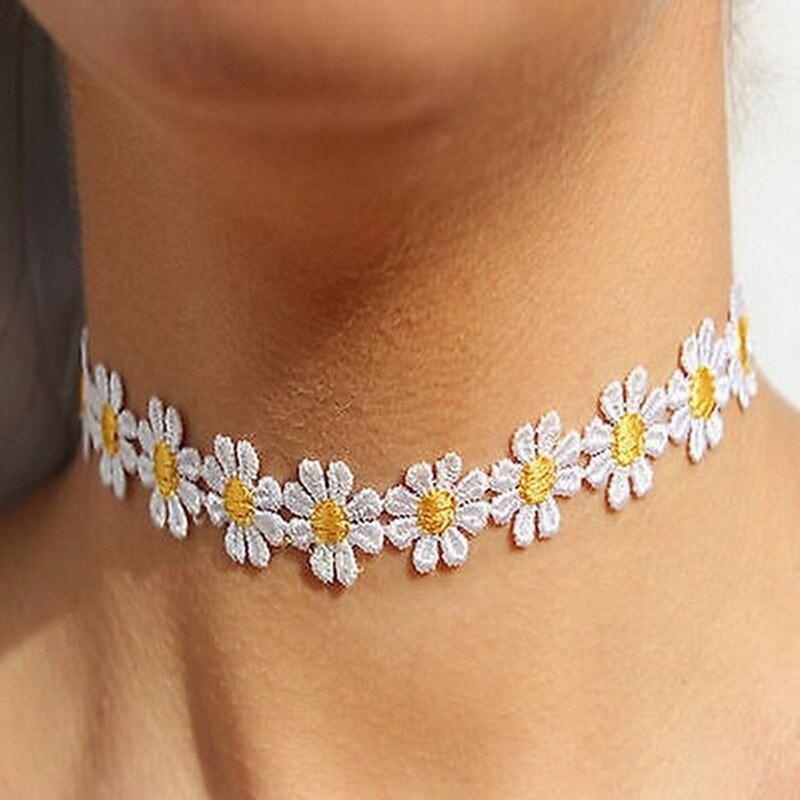 Vòng cổ choker hoa trắng nhuỵ vàng basic nữ tính CKV17