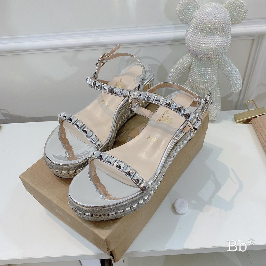 GIÀY SANDAL ĐẾ XUỒNG ĐINH TÁN NỮ DƯỚI 7CM QUẢNG CHÂU SD2048