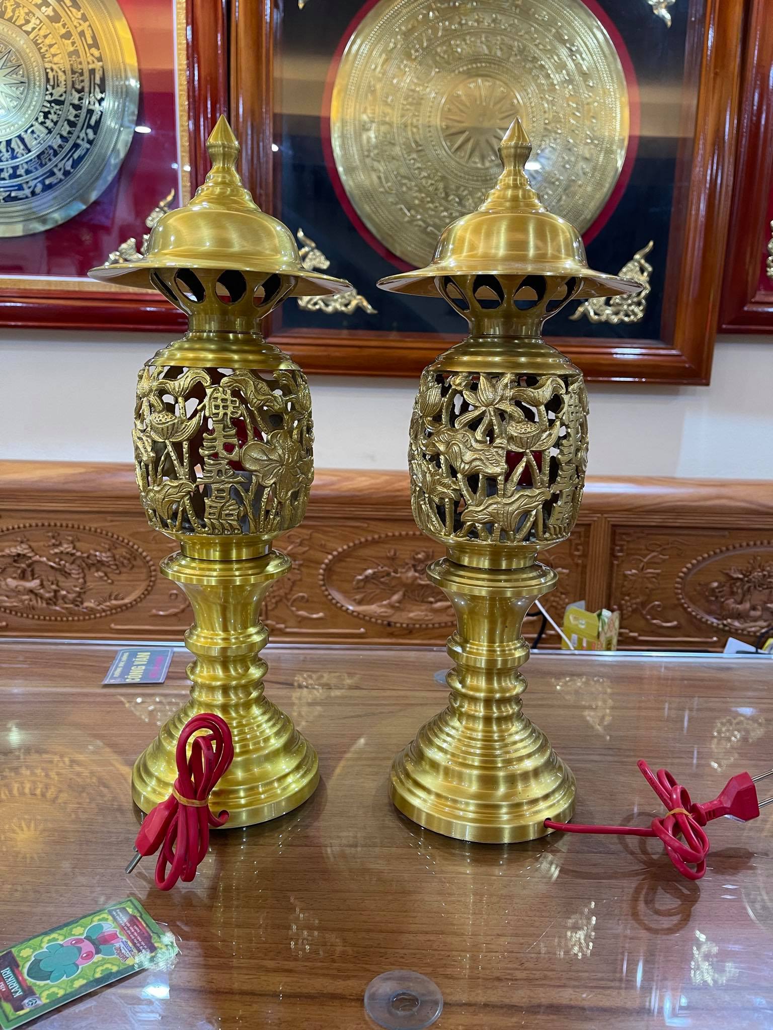 Một cặp đèn điện màu vàng đậm đồng vàng