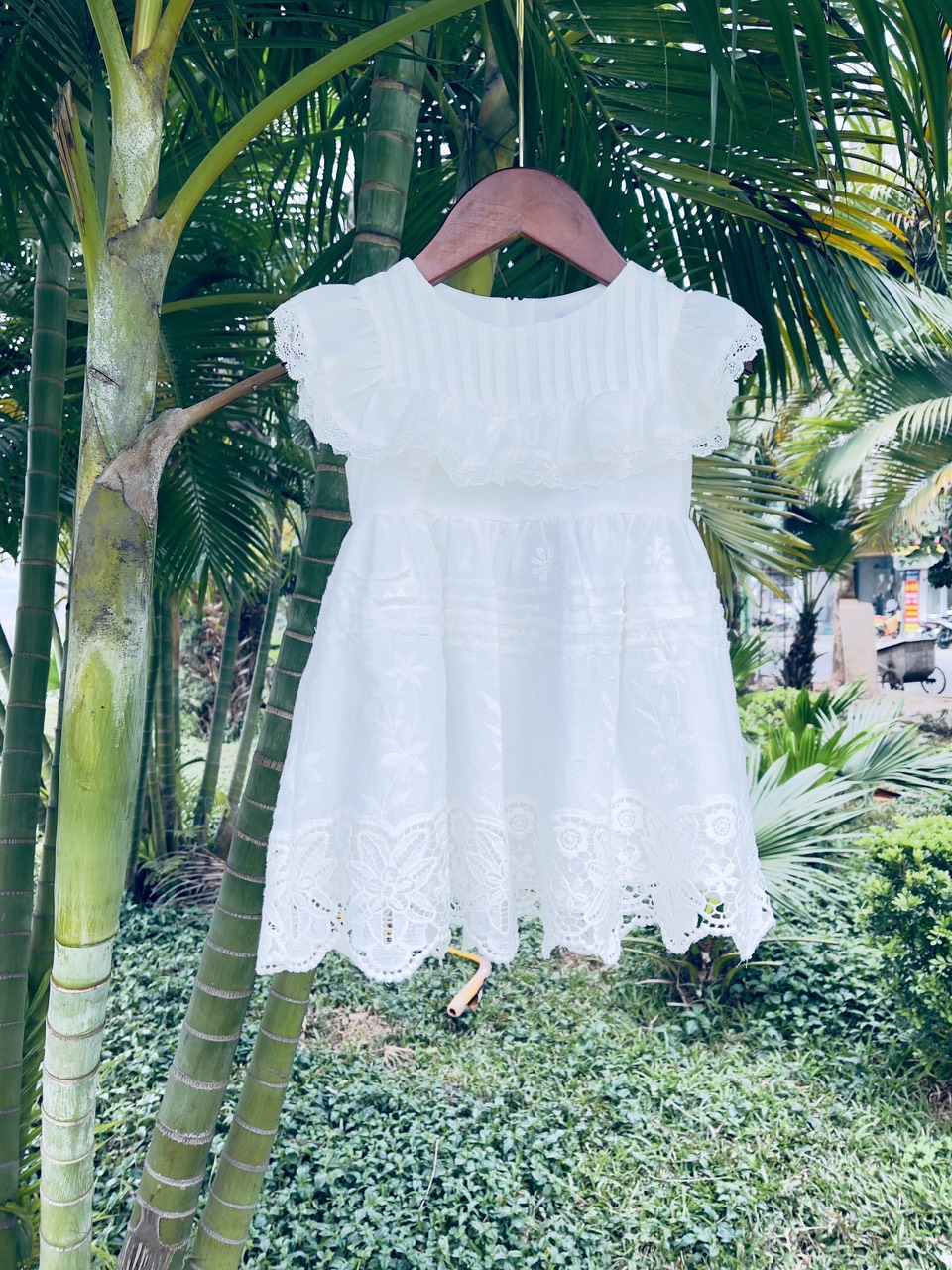 Hình ảnh Váy hè cho bé gái, Đầm trắng trẻ em 2-10 tuổi thêu hoa ren vải boil nhẹ hàng thiết kế kiểu dáng điệu đà