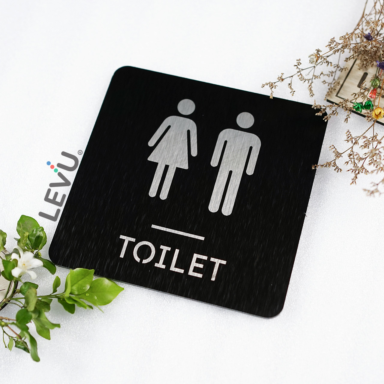 Bảng toilet bằng nhôm alu đen xước trang trí cửa khu vực nhà vệ sinh