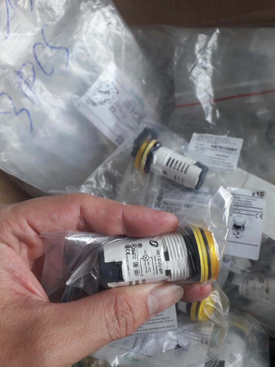 Đèn XB7EV05BP Schneider, 22mm, Đèn Vàng 24V | Chính hãng |