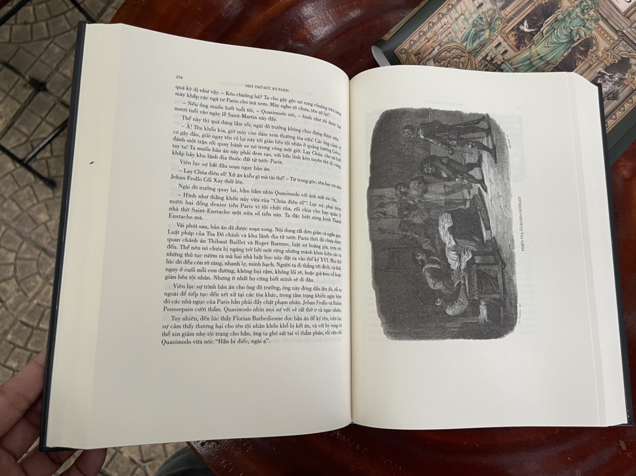 [Bản dịch mới và đầy đủ, kèm 200 minh họa tuyệt đẹp] NHÀ THỜ ĐỨC BÀ PARIS – Victor Hugo – Đông A – Bìa cứng có áo
