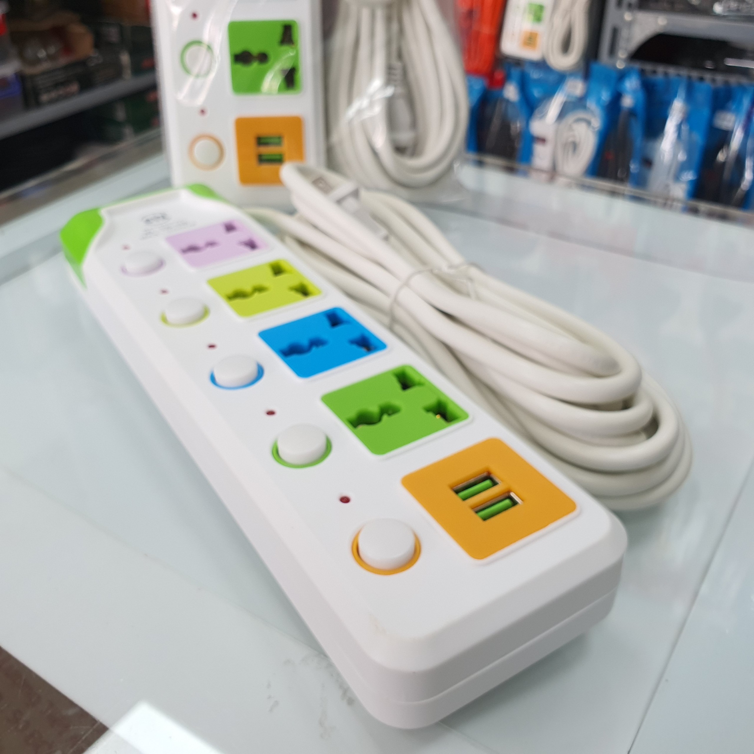 Ổ cắm điện 4 lỗ 2 cổng sạc USB tiện dụng CYX 325