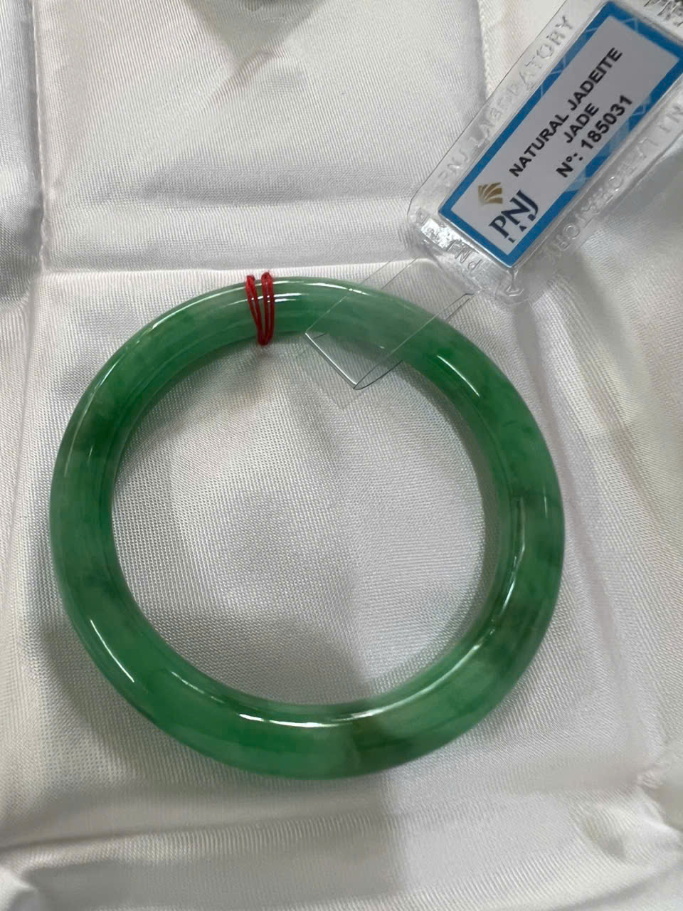 Vòng Cẩm Thạch Tự Nhiên Mới Sịn Đậu Lý Ni 50mm x chột 7,2mmm Vòng Kiểm Định P No 185031 Màu Xanh lý đều điểm vân trắng xanh đậm nhẹ bóng đều đẹp nữ 50kg - 54kg đeo sang tay món quà tặng chính mình tặng mẹ vợ ý nghĩa ạ