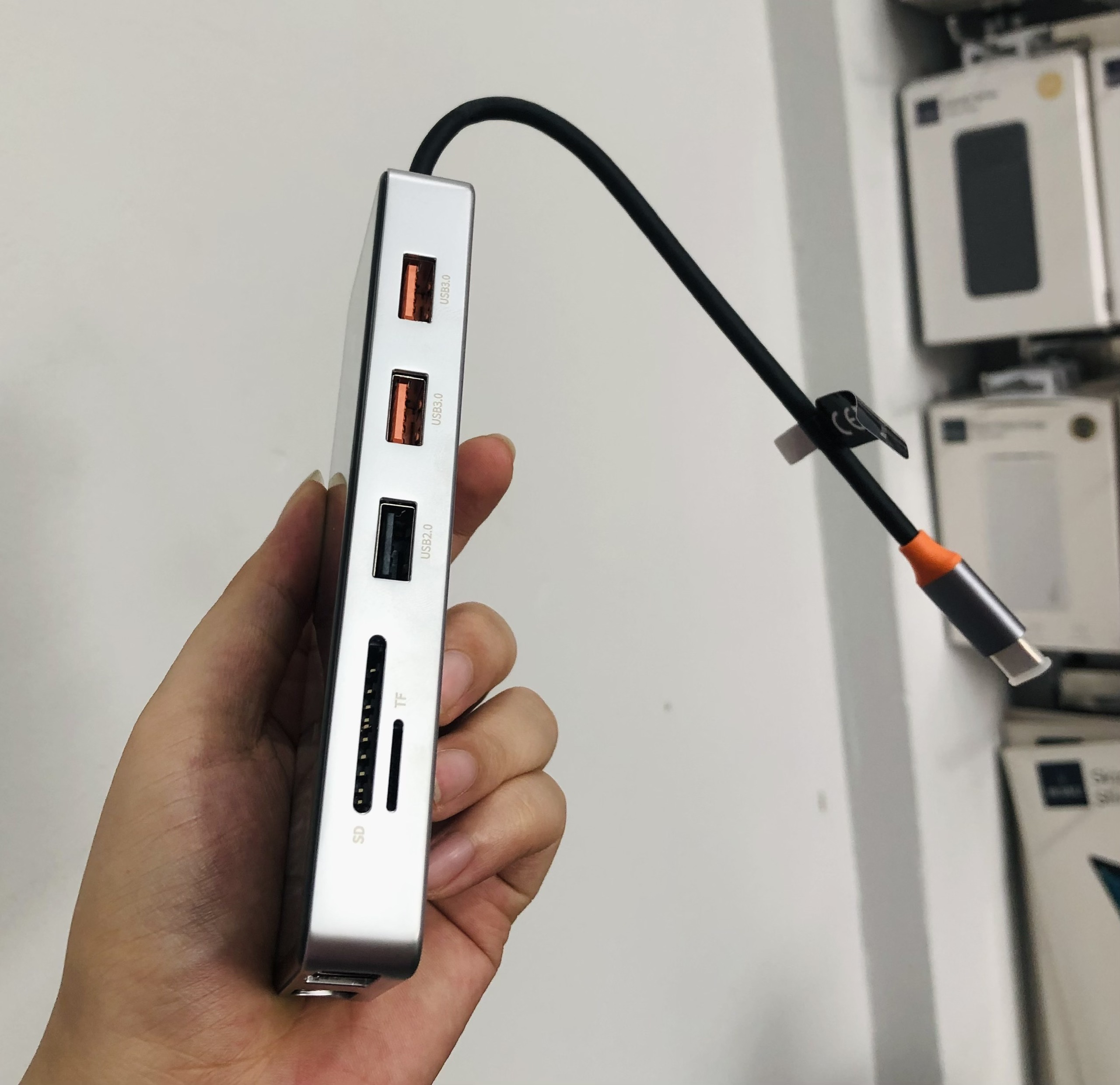 Hub Wiwu Cyber 12in1 USB-C CB012 kết nối nhiều thiết bị hơn với nhiều cổng, chất liệu nhôm và mặt nhựa trong suốt để lộ ra phần vi mạch bên trong- Hàng chính hãng