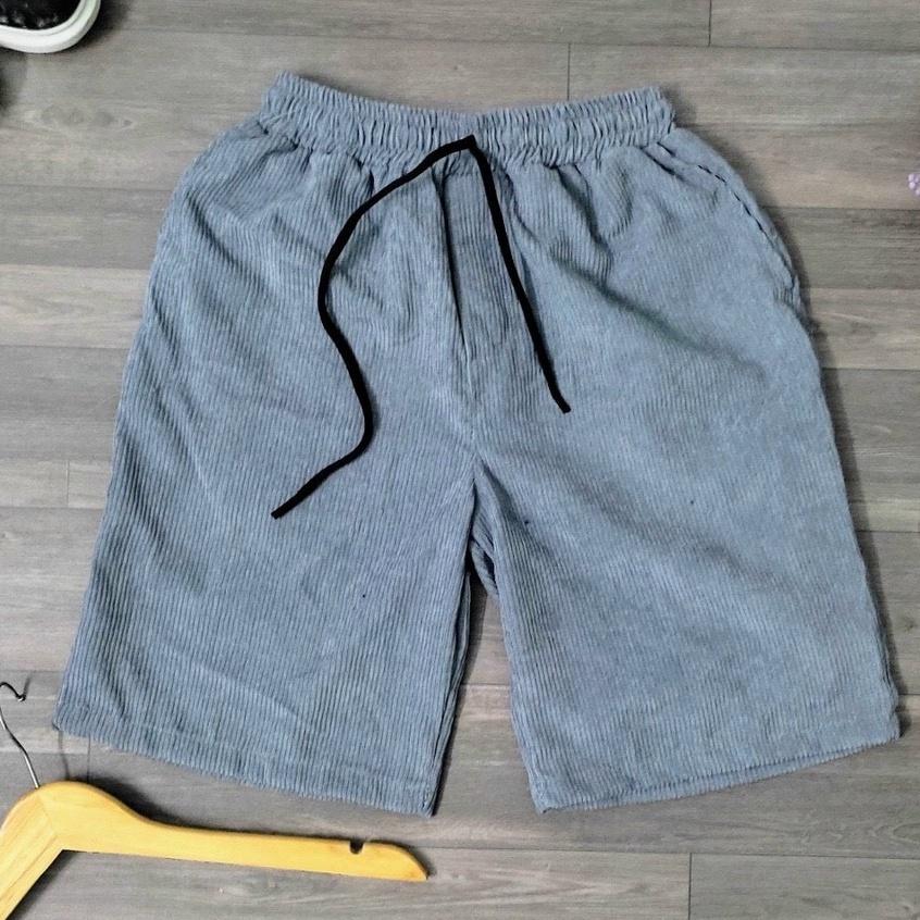 Quần short lửng có túi rộng 2 bên và túi sau đựng được nhiều thứ. Quần short chất nhung tăm dày dặn mặc thoải mái K075