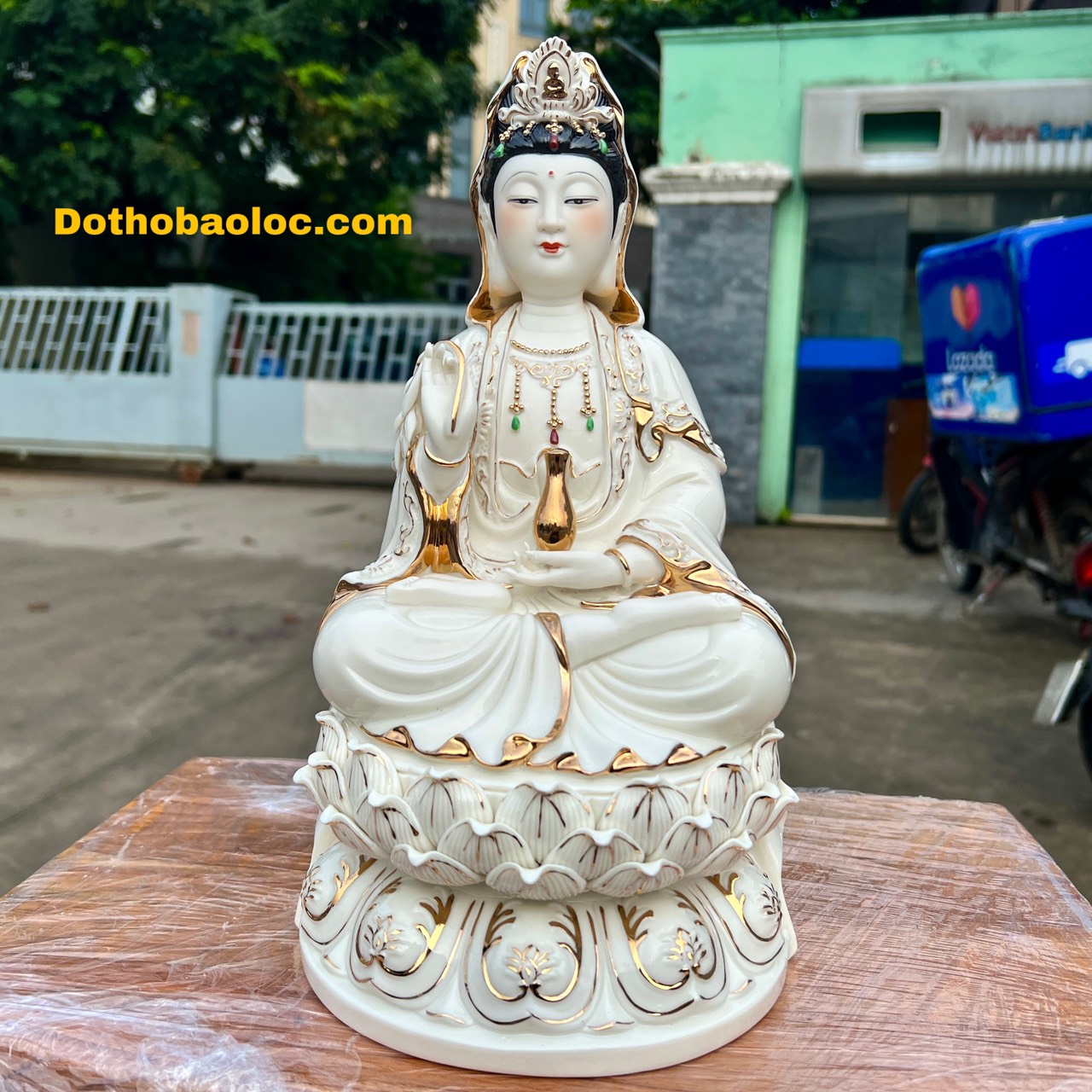 Tượng Quan Âm gốm sứ cao cấp ngồi trên đài sen cao 31cm