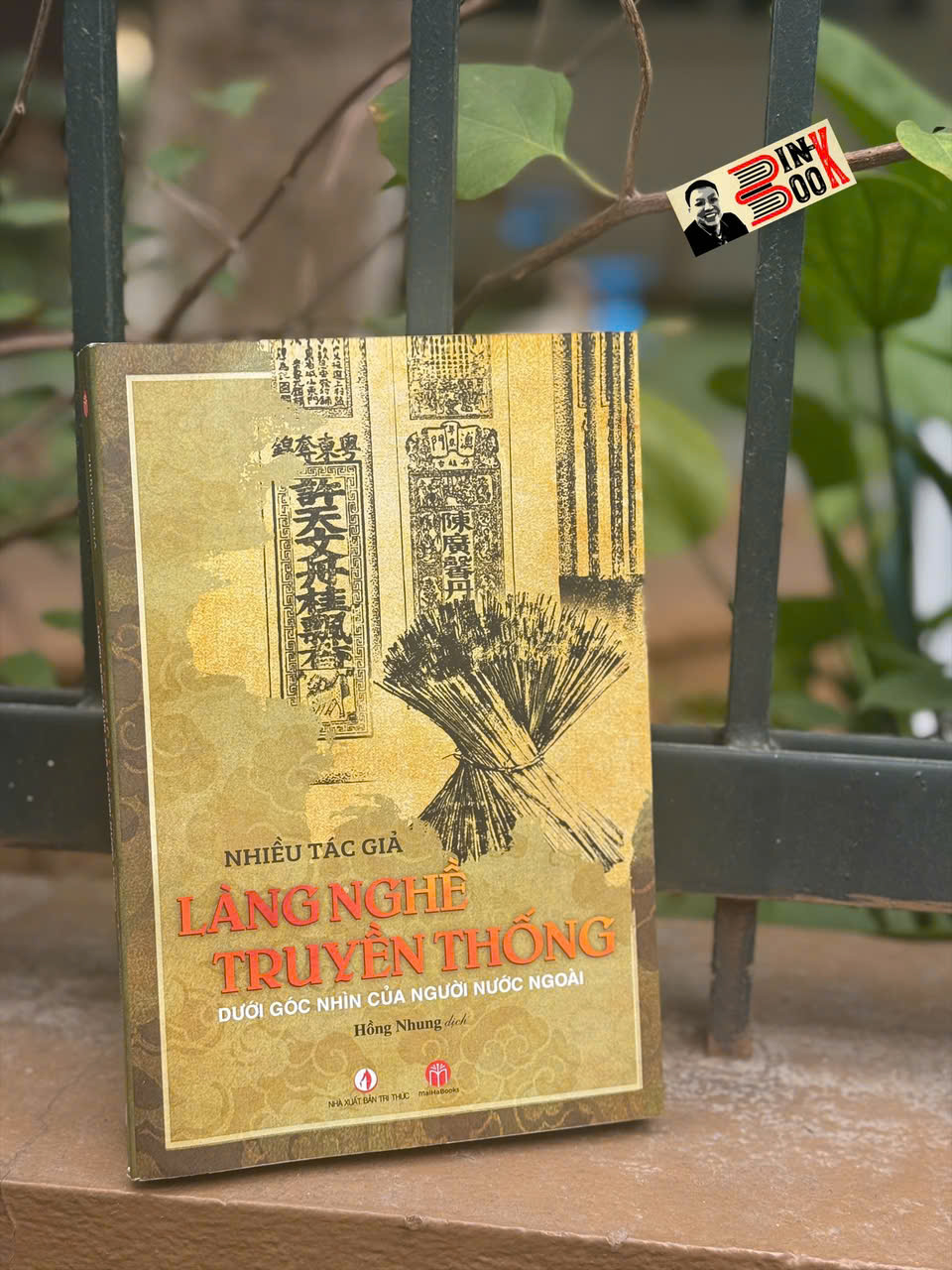 LÀNG NGHỀ TRUYỀN THỐNG – Dưới Góc Nhìn Của Người Nước Ngoài – Hồng Nhung dịch  – Sách Miền Trung