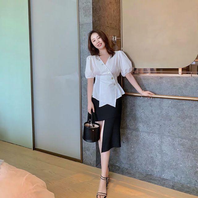 Áo trắng nút xéo tà tay phồng